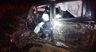 Motorista fica preso às ferragens após acidente envolvendo caminhonete e carreta na BR 365; no Trevo de Santana de Patos 