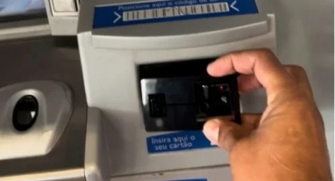 Indivíduo furta cartão de cliente em agência bancária e gasta quase R$ 8 mil em compras; em Patos de Minas Indivíduo furta cartão de cliente em agência bancária e gasta quase R$ 8 mil em compras; em Patos de Minas