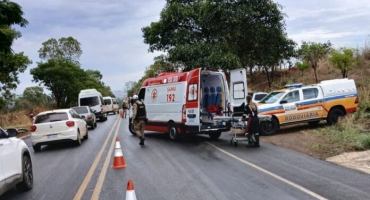 Carmo do Paranaíba – Caminhão tomba na BR-354 e duas pessoas ficam feridas Carmo do Paranaíba – Caminhão tomba na BR-354 e duas pessoas ficam feridas