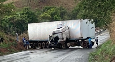 Colisão lateral entre carreta e caminhão interdita BR-354 na ponte sobre o Córrego Fundo em Lagoa Formosa