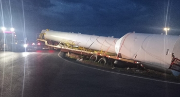 Patos de Minas - Carreta com caixa d’água fica atravessada em alça de acesso à BR-365 e mobiliza PRF