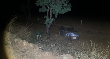 Tiros - Idoso fica ferido após carro sair da pista e bater em árvore na MGC-352