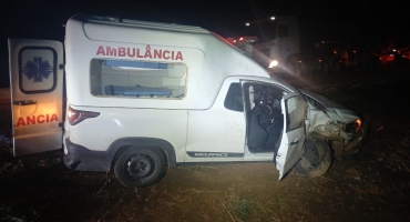Coromandel - Ambulância da Prefeitura do município colide na traseira de caminhonete na MG-188 e paciente sofre ferimentos 