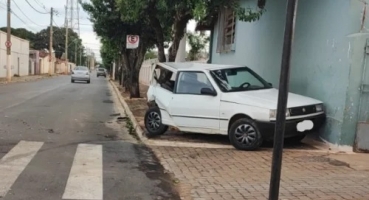 Motorista foge após atingir veículo estacionado em frente a cemitério na cidade de Patos de Minas  Motorista foge após atingir veículo estacionado em frente a cemitério na cidade de Patos de Minas