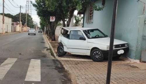 Motorista foge após atingir veículo estacionado em frente a cemitério na cidade de Patos de Minas 
