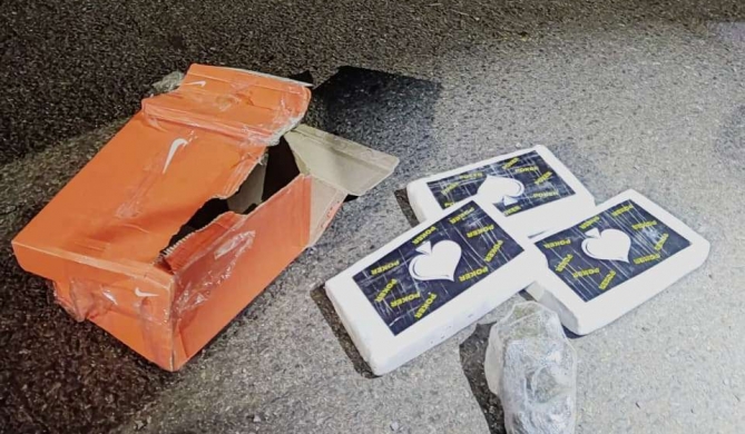 PRF de Patos de Minas prende passageiro de ônibus com grande quantidade de cocaína na BR-365