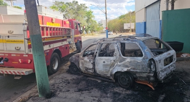 Veículo pega fogo na Avenida Tancredo Neves em Patos de Minas e fica completamente destruído
