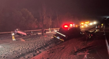 Motorista morre e casal fica ferido em tombamento de caminhão na BR-262 Motorista morre e casal fica ferido em tombamento de caminhão na BR-262