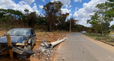 Carmo do Paranaíba – Motorista abandona carro após derrubar poste em acidente na estrada do Soares Carmo do Paranaíba – Motorista abandona carro após derrubar poste em acidente na estrada do Soares