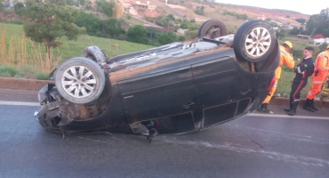 Condutora embriagada capota veículo na BR-354 no município de Patos de Minas  Condutora embriagada capota veículo na BR-354 no município de Patos de Minas