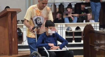 Homem usa criança em cadeira de rodas para aplicar golpes em igrejas na cidade de Patos de Minas 