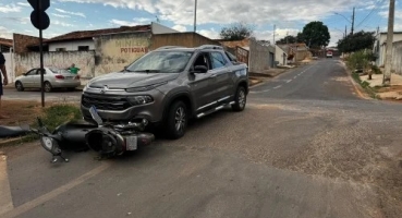 Patos de Minas - Motociclista avança parada obrigatória e fica ferido em acidente; no bairro Nova Floresta Patos de Minas - Motociclista avança parada obrigatória e fica ferido em acidente; no bairro Nova Floresta