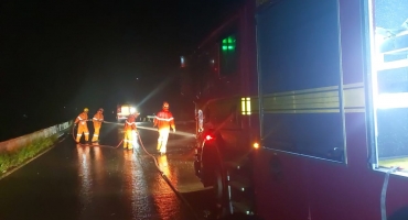 Veículo colide contra guard-rail na BR-354 e objeto precisa ser cortado pelo Corpo de Bombeiros 