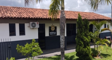 Homem é indiciado por sete crimes após invadir casa da ex e arrebentar portão com carro; em Rio Paranaíba