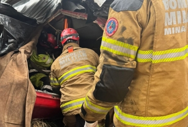 Motorista é socorrido após ficar preso às ferragens em acidente ocorrido na BR-365 próximo ao Café Patense 