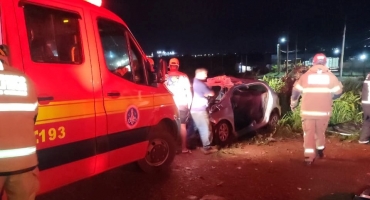 Motorista fica preso às ferragens em acidente entre carro e caminhão na BR-365, em Patos de Minas 