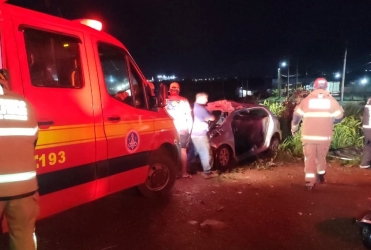 Motorista fica preso às ferragens em acidente entre carro e caminhão na BR-365, em Patos de Minas 