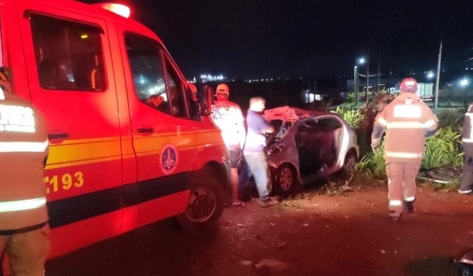 Motorista fica preso às ferragens em acidente entre carro e caminhão na BR-365, em Patos de Minas 