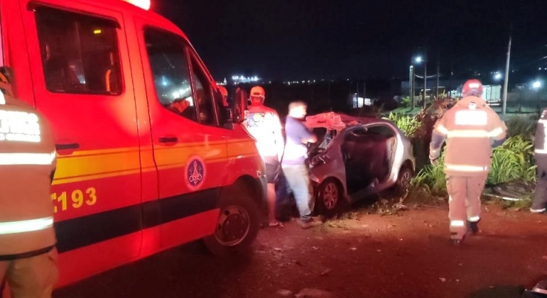 Motorista fica preso às ferragens em acidente entre carro e caminhão na BR-365, em Patos de Minas 