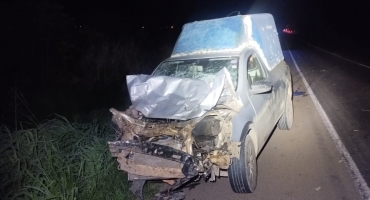 Lagoa Formosa - Motorista perde controle direcional de caminhonete após pneu estourar e provoca colisão na BR-354