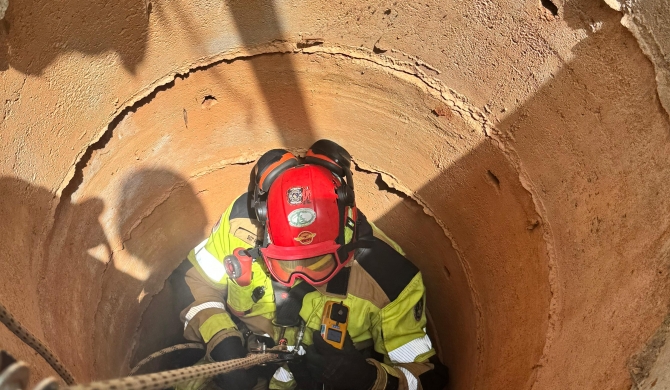 Cão cai em cisterna de 13 metros de profundidade e Corpo de Bombeiros de Patos de Minas faz o resgate do animal 