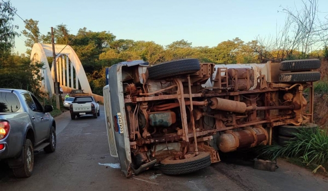 Patos de Minas - Caminhão tomba próximo à Ponte do Arco e bombeiros evitam que óleo escorra para o Rio Paranaíba