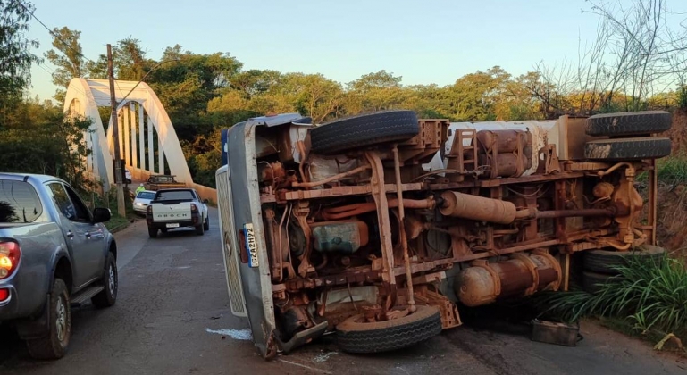 Patos de Minas - Caminhão tomba próximo à Ponte do Arco e bombeiros evitam que óleo escorra para o Rio Paranaíba