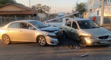 Patos de Minas - Condutor tem visão ofuscada pelo sol e causa colisão no bairro Várzea