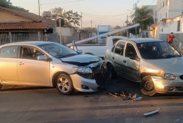 Patos de Minas - Condutor tem visão ofuscada pelo sol e causa colisão no bairro Várzea
