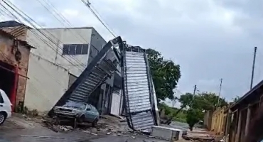 Temporal em Patos de Minas provoca quedas de árvores, alagamentos e causa prejuízos