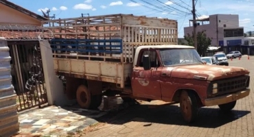 Patos de Minas - Caminhão desce desgovernado, atinge veículo e derruba muro de residência; motorista não tinha CNH