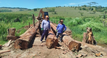 Prefeitura de Lagoa Formosa segue construindo pontes sobre riachos das estradas rurais do município 