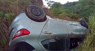 Lagoa Formosa - motorista perde controle direcional debaixo de chuva e capota veículo na BR-354