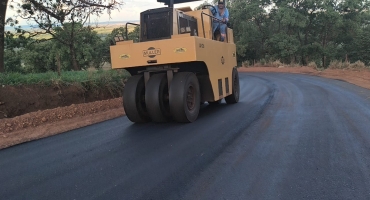 Prefeitura de Lagoa Formosa continua com a pavimentação da estrada de Limeira e Serra da Josina é asfaltada