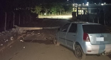 Motorista perde controle direcional e provoca acidente que deixou dois postes destruídos; em Lagoa Formosa