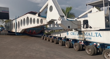 Lagoa Formosa - Megacarga que percorre a BR-354 está estacionada no pátio do Posto de Combustível em Campina Verde
