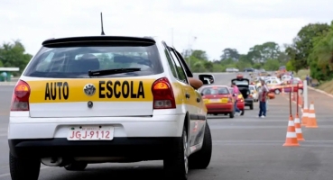 Contran acaba com obrigatoriedade de aulas em autoescolas para tirar a CNH; processo ficará mais barato e flexível