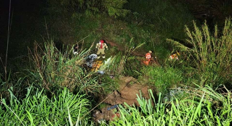 Caminhão sai da pista e desce ribanceira na BR-365 próximo a Santana de Patos e deixa dois homens feridos 