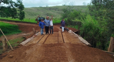 Prefeitura de Lagoa Formosa finaliza construção de mais uma ponte na região de Mataburrinhos 
