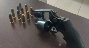 Presidente Olegário - Polícia Militar prende jovem por posse ilegal de arma de fogo