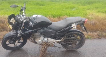 Carmo do Paranaíba - Motociclista fica ferido ao tentar desviar de caminhão que aquaplanou na BR-354