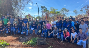 Alunos de Agronomia produzem mudas nativas para recuperação da Mata do Catingueiro