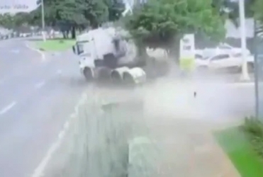 Patos de Minas - Motorista de cavalo mecânico fica ferido após bater em poste na Avenida JK