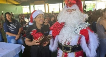 Patos de Minas - Renascer Natalino realiza entrega de 5.500 presentes a crianças atendidas pelos CRAS
