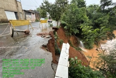 Patos de Minas - Deslizamento às margens do Rio Paranaíba interdita rua no bairro Santa Terezinha