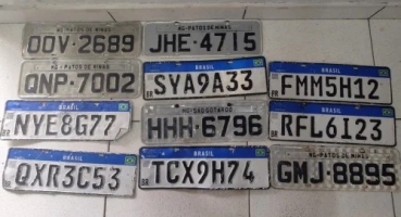 Placas de veículos são encontradas espalhadas por Patos de Minas