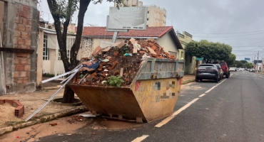 Carmo do Paranaíba – Sem licenciamento ambiental, Ministério Público proíbe descarte de entulho e caçambas ficam retidas nas ruas da cidade