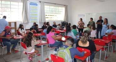 Volta às aulas na rede municipal de ensino em Lagoa Formosa acontece com entrega de kits escolares 