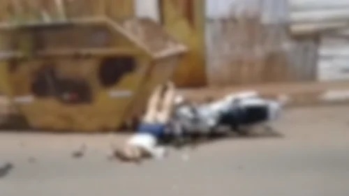 Mulher de 59 anos morre após motocicleta atingir caçamba de entulhos em Patos de Minas