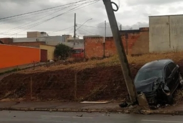 Patos de Minas - Condutor bate veículo em poste na Avenida Fátima Porto 